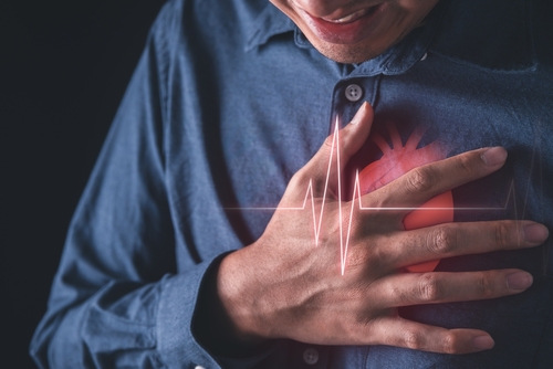 un uomo si porta la mano al petto in direzione del cuore 